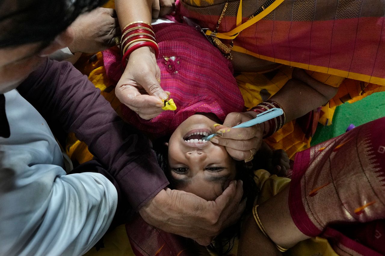 Βοηθοί της οικογένειας Μπατίνι ανοίγουν με... στυλό το στόμα ενός κοριτσιού προκειμένου να της δώσουν το «prasadam».
