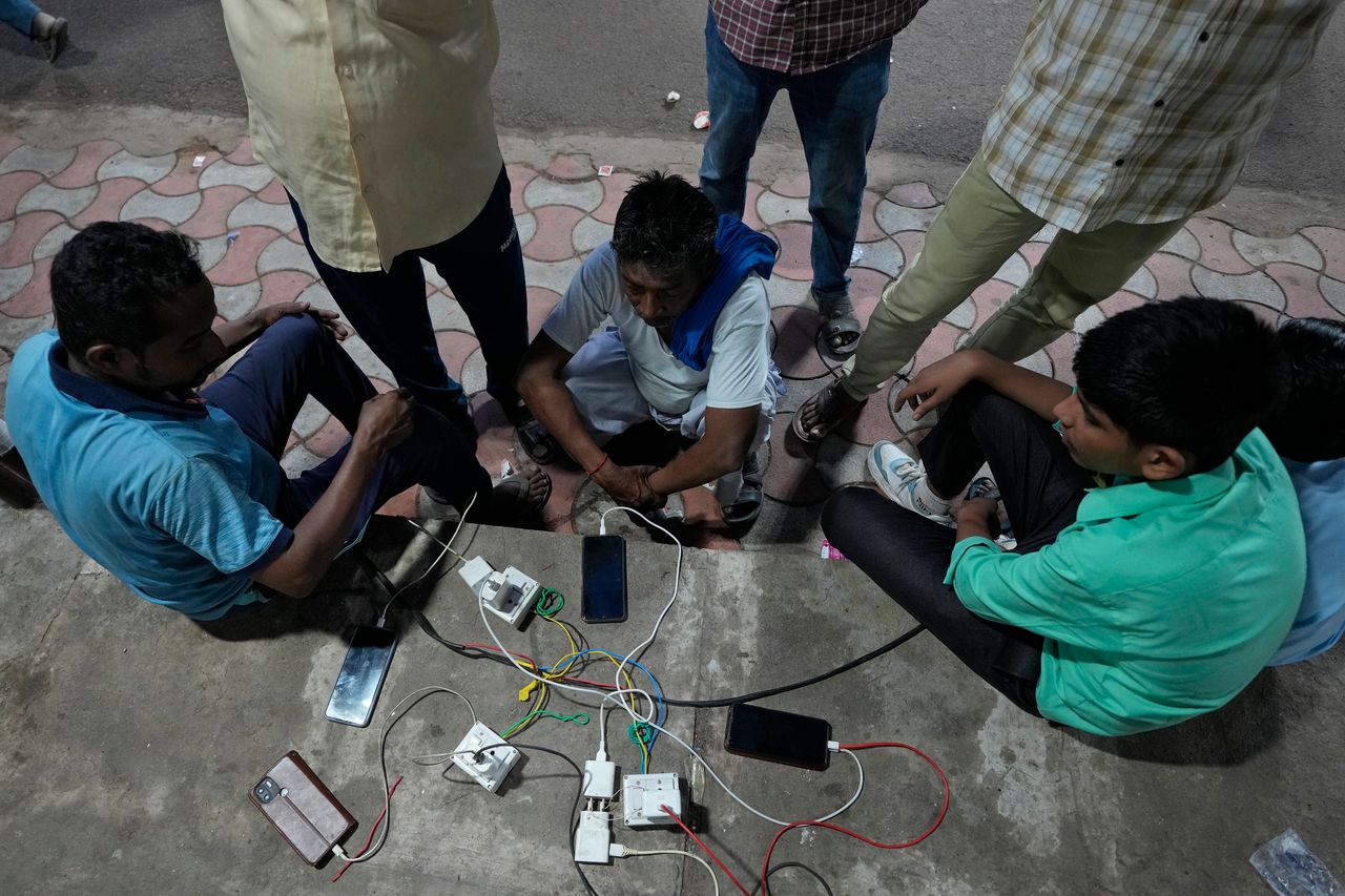 Ασθενείς φορτίζουν τα κινητά τους τηλέφωνα, αναμένοντας επί ατελείωτες ώρες για το πολυπόθητο «prasadam».
