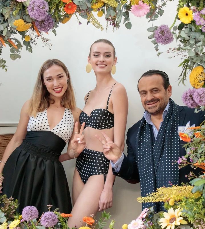 Η ανερχόμενη σχεδιάστρια Βαλεντίνα Βασιλάτου και ο Βασίλης Ζούλιας ποζάρουν με μοντέλο που φοράει μαγιό από τη συλλογή "La mer en Fleurs"