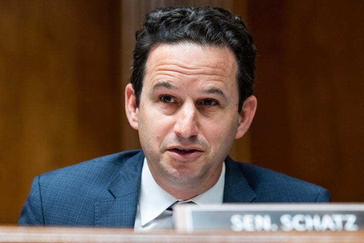 "Das tiefe Trauma, das indianischen Internaten, darunter auch den von der katholischen Kirche betriebenen, einheimischen Kindern zugefügt wird, ist ein schwarzer Fleck in unserer Geschichte." sagte Senator Brian Schatz (D-Hawaii).