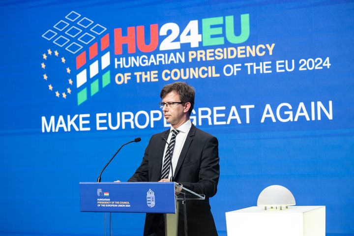 Την 1η Ιουλίο η Ουγγαρία αναλαμβάνει την εξάμηνη προεδρία του Συμβουλίου της ΕΕ. Ο Ούγγρος Υπουργός Ευρωπαϊκών Υποθέσεων Γιάνος Μπόκα παρουσιάζει το πρόγραμμα της χώρας του. Πίσω του το σύνθημα «Make Europe Great Again»