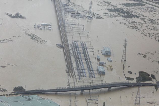 台風19号の大雨で千曲川が氾濫し、水につかった北陸新幹線の車両。「令和元年東日本台風」では地球温暖化の影響が指摘されている＝2019年