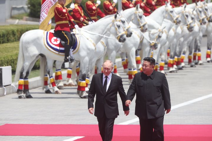 Ο Κιμ Γιονγκ ουν επεφύλασε στον Πούτιν μια εντυπωσιακή υποδοχή ακόμη και με έφιππο τμήμα του στρατού