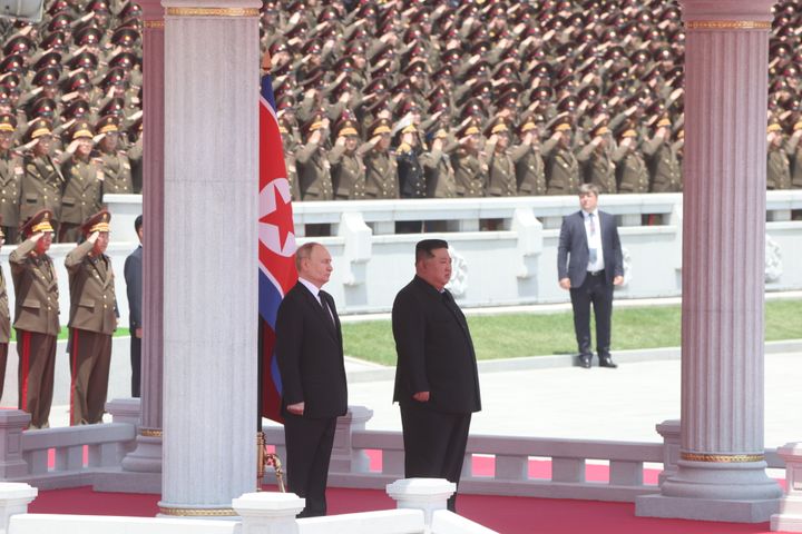 Πουτιν και Κιμ Γιονγκ ουν στην τελετή υποδοχής του ρώσου ηγέττη στην κεντρική πλατεία της πρωτεύουσας της Βόρειας Κορέας