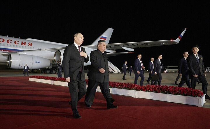 Υποδοχή Πούτιν από τον Κιμ Γιονγκ ουν στο αεροδρόμιο της Πιονγιάνγκ 