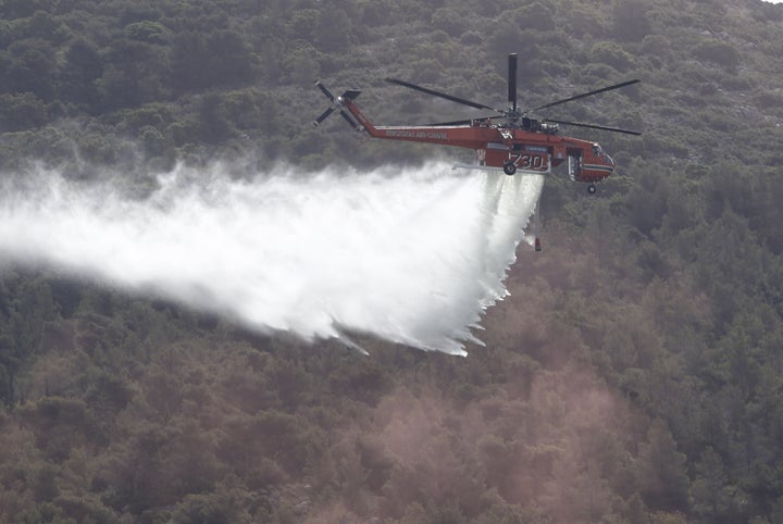 Ελικόπτερο της πυροσβεστικής σε κατάσβεση πυρκαγιάς.