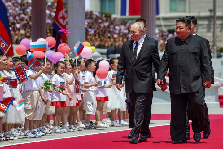 Πούτιν και Κιμ κατά την τελετή υποδοχής του πρώτου στην κέντρική πλατεία της Πιονγιάνγκ 