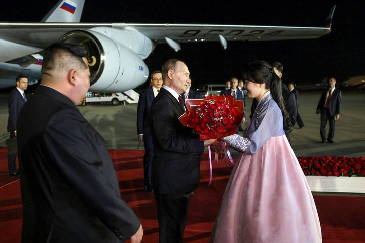 Καλωσόρισμα του Πούτιν στο αεροδρόμιο της Πιονγιάνγκ αργά το βράδη της Τρίτης 