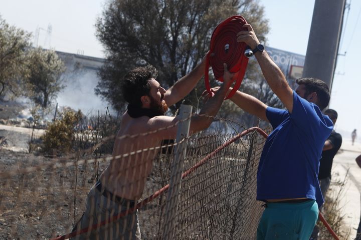 Κάτοικοι και εθελοντές συνδράμουν τις πυροσβεστικές δυνάμεις στο έργο της κατάσβεσης - Κορωπί, 19 Ιουνίου 2024