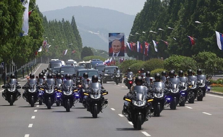 Απ’ όπου περνούσε η μεγάλη αυτοκινητοπομπή των δύο ηγετών, ήταν γεμάτοι με ρωσικές σημαίες και πορτρέτα του Πούτιν.