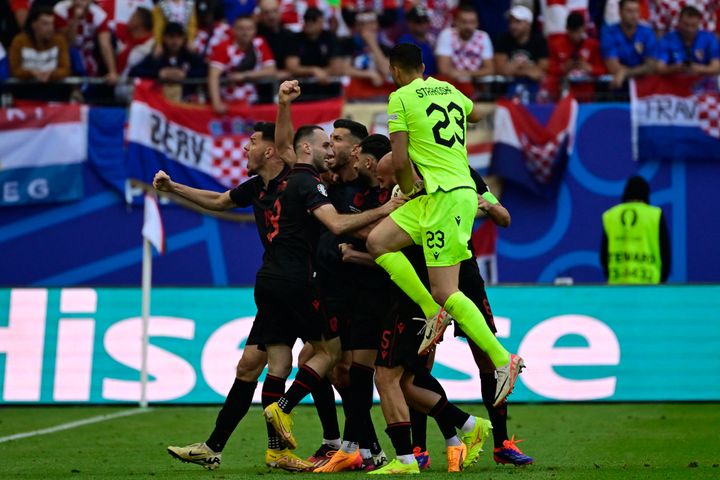 Ο μέσος της Αλβανίας Klaus Gjasula πανηγυρίζει με τους συμπαίκτες του αφού πέτυχε το γκολ της ισοφάρισης 2:2 κατά τη διάρκεια του αγώνα ποδοσφαίρου UEFA Euro 2024 Group B μεταξύ της Κροατίας και της Αλβανίας στο Volksparkstadion στο Αμβούργο στις 19 Ιουνίου 2024.