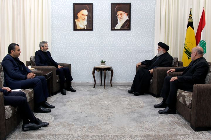Σε αυτή τη φωτογραφία που δημοσιεύεται από το Γραφείο Σχέσεων με τα Μέσα Μαζικής Ενημέρωσης της Χεζμπολάχ, ο ηγέτης της Χεζμπολάχ Σαγιέντ Χασάν Νασράλα, δεύτερος δεξιά, συναντάται με τον προσωρινό υπουργό Εξωτερικών του Ιράν Αλί Μπαγκερί Κανί, δεύτερος αριστερά, στη Βηρυτό του Λιβάνου, Τρίτη 4 Ιουνίου 2024. (Γραφείο Τύπου της Χεζμπολάχ μέσω AP )