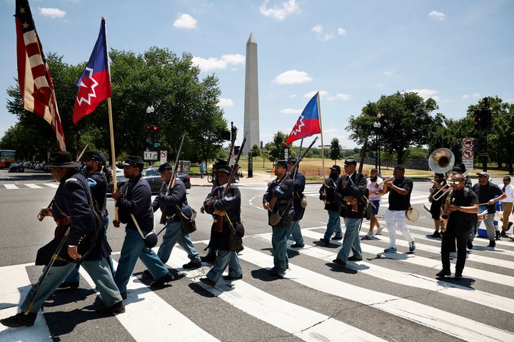 Mitglieder der U.S. Coloured Troops und Buffalo Soldiers, lebende Historiker und Vertreter aus Maryland, Georgia, Massachusetts und anderen Bundesstaaten laufen während der People's Juneteenth Parade am 19. Juni 2024 in Washington, D.C. die Constitution Avenue entlang der National Mall entlang.  Der Nationale Unabhängigkeitstag ist der erste bundesstaatliche Feiertag seit fast 40 Jahren und fällt auf den Juni 1865, als die letzten versklavten schwarzen Amerikaner in Galveston, Texas, erfuhren, dass sie zwei Jahre zuvor im Rahmen der Emanzipationserklärung freigelassen worden waren.