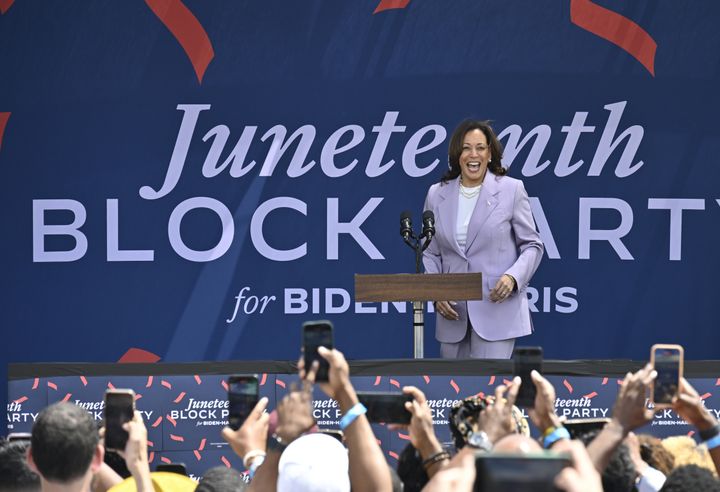 Vizepräsidentin Kamala Harris nimmt am 18. Juni 2024 an einer Juneteenth-Feier und einem Grillfest in Atlanta, Georgia, USA, teil.