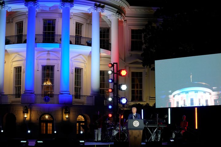 Präsident Joe Biden spricht während eines Juneteenth-Konzerts auf dem South Lawn des Weißen Hauses in Washington, Montag, 10. Juni 2024.