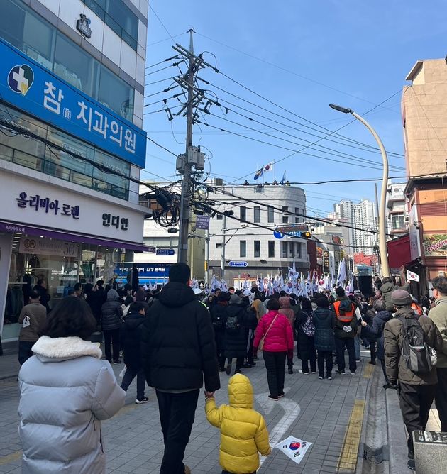 釜山で行われた三・一独立運動を記念する行事で街を行進する市民たち（2024年3月1日撮影）