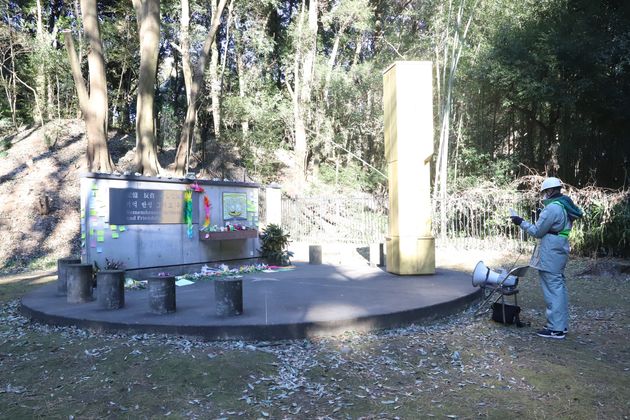 朝鮮人追悼碑について、行政代執行による撤去作業の開始を宣言する群馬県職員（2024年1月29日、同県提供）