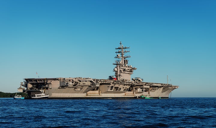 To αμερικανικό αεροπλανοφόρο USS Dwight D. Eisenhower