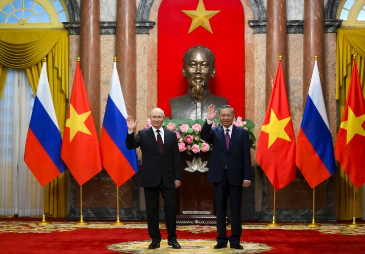 O Ρώσος πρόεδρος Πούτιν με τον Βιετναμέζο πρόεδρο Το Λαμ