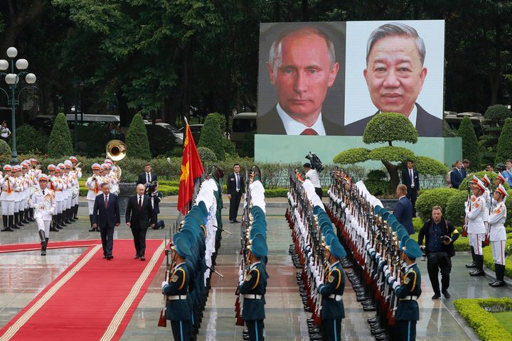 O Ρώσος πρόεδρος Πούτιν με τον Βιετναμέζο ομόλογό του την Πέμπτη 20 Ιουνίου στο Ανόι