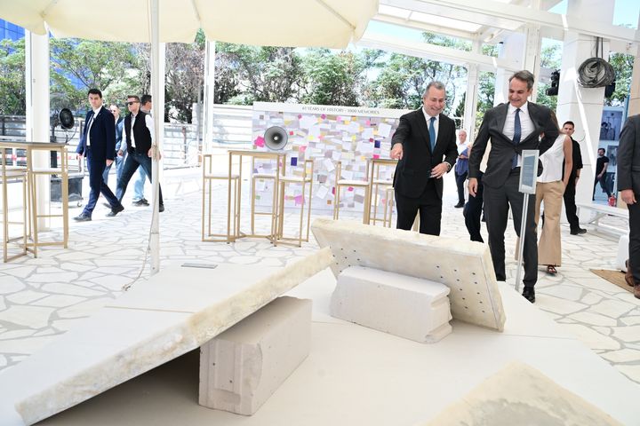 Ο πρωθυπουργός με τον πρόεδρο της ΤΕΜΕΣ και βασικό μέτοχο της Ιονικής Ξενοδοχειακής, Αχιλλέα Κωνσταντακόπουλο.