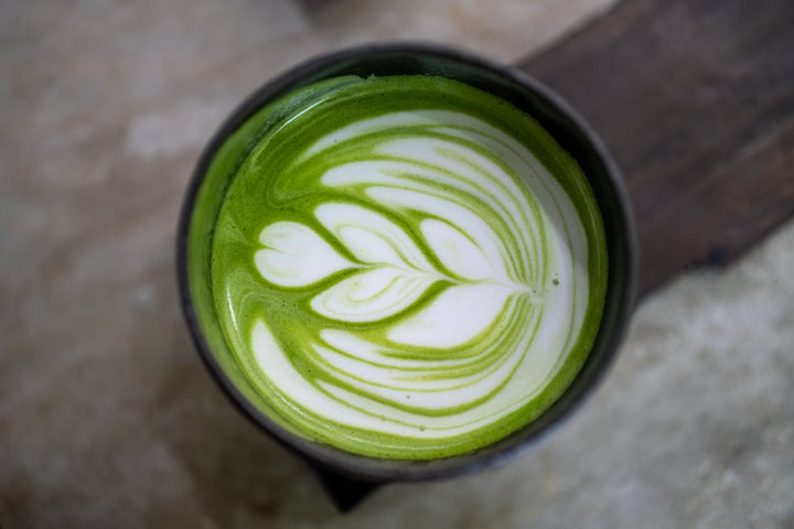 Suchen Sie nach Matcha, der leuchtend grün ist, als Zeremonienqualität gekennzeichnet ist und zu 100 % aus reinem Grüntee-Blattpulver hergestellt wird.