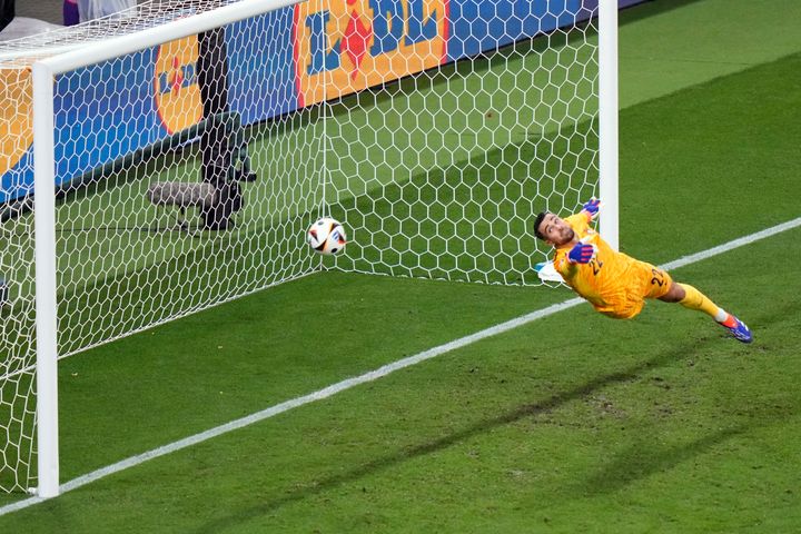 Ο τερματοφύλακας της Πορτογαλίας Ντιόγκο Κόστα δέχεται «αεροπλανικό» γκολ από τον Τσέχο Λούκας Πρόβοντ κατά τη διάρκεια αγώνα του Ομίλου F μεταξύ Πορτογαλίας και Τσεχίας στο τουρνουά ποδοσφαίρου Euro 2024 στη Λειψία της Γερμανίας, Τρίτη 18 Ιουνίου 2024. (AP Photo/Sergei Grits)
