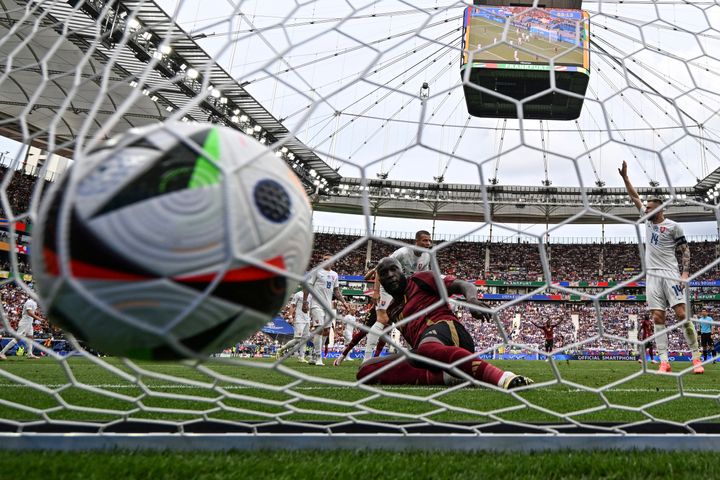 ΑΡΧΕΙΟ - Ο Βέλγος Ρομελού Λουκάκου σκοράρει ένα (ακυρωμένο) γκολ κατά τη διάρκεια του αγώνα του Ομίλου Ε μεταξύ Βελγίου και Σλοβακίας στο τουρνουά ποδοσφαίρου Euro 2024 στη Φρανκφούρτη της Γερμανίας, Δευτέρα, 17 Ιουνίου 2024. Μια μπάλα ποδοσφαίρου υψηλής τεχνολογίας που βοηθά για μεγαλύτερη ακρίβεια στις διαιτητικές αποφάσεις χρησιμοποιείται για πρώτη φορά στο Ευρωπαϊκό Πρωτάθλημα στη Γερμανία, αφού δοκιμάστηκε νωρίτερα στο Παγκόσμιο Κύπελλο του 2022. (Arne Dedert/dpa via AP, File)