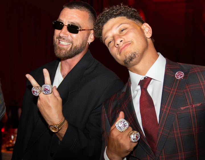 Travis Kelce (links) und Teamkollege Patrick Mahomes sind letztes Jahr bei der Ringzeremonie des Super Bowl zu sehen.