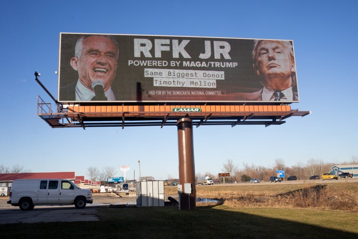 Eine vom Democratic National Committee im Februar finanzierte Plakatwand in Michigan machte Mellons Unterstützung für Robert F. Kennedy Jr.s Super-PAC deutlich.