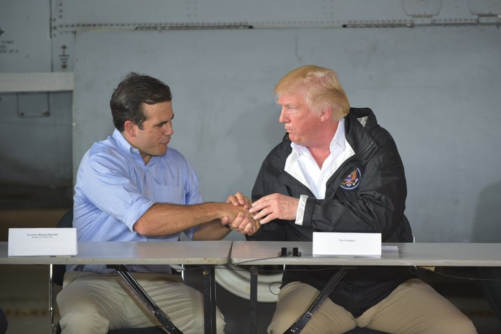 Donald Trump und Puerto Ricos Gouverneur Ricardo Rosselló während des Besuchs des damaligen Präsidenten auf der Insel nach dem Hurrikan Maria im Jahr 2017.