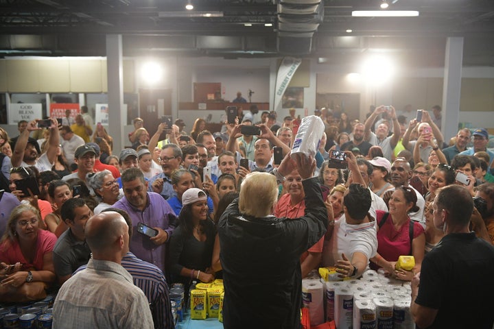 Während seines Besuchs in Puerto Rico im Jahr 2017 warf Trump Papierhandtücher in eine Menschenmenge.