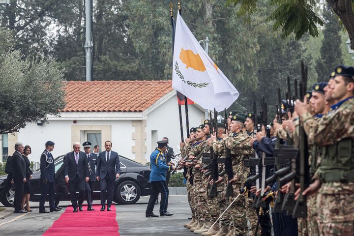Ο Νίκος Χριστοδουλίδης και ο Frank-Walter Steinmeier περπατούν μπροστά από τους στρατιώτες στη Λευκωσία, στην Κύπρο, στις 12 Φεβρουαρίου 2024. Ο Πρόεδρος της Γερμανίας, Frank-Walter Steinmeier, επισκέπτεται την Κύπρο, στην πρώτη επίσκεψη Γερμανού Προέδρου στην χώρα από την ίδρυση της Κυπριακής Δημοκρατίας το 1960 και την έναρξη των διπλωματικών σχέσεων μεταξύ των δύο εθνών. (Photo by Kostas Pikoulas/NurPhoto via Getty Images)