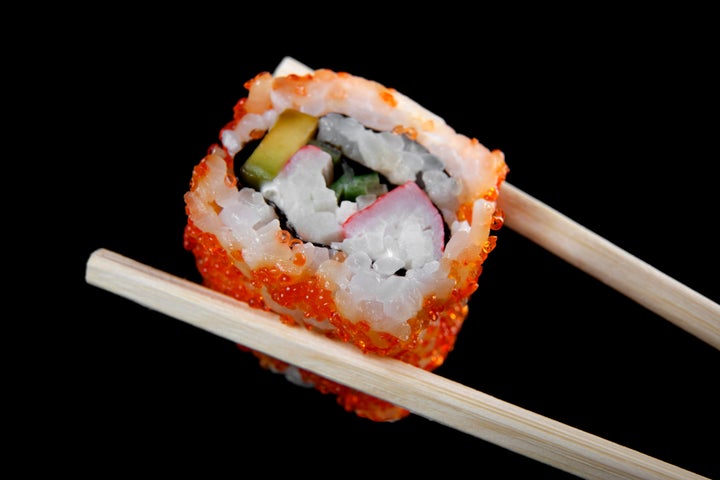 Die California Roll enthält Avocado, Gurke und Krabbenimitat – keinen rohen Fisch.  Dies bedeutet, dass sie eine gute Option sind, wenn Sie sich Sorgen über lebensmittelbedingte Krankheiten machen.