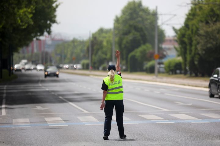 Μία τροχονόμος κάνει χειρονομίες προς τα αυτοκίνητα καθώς προσπαθεί να ελέγξει την κυκλοφορία κατά τη διάρκεια διακοπής ρεύματος στο Σαράγεβο της Βοσνίας, Παρασκευή 21 Ιουνίου 2024 (AP Photo/Armin Durgut).