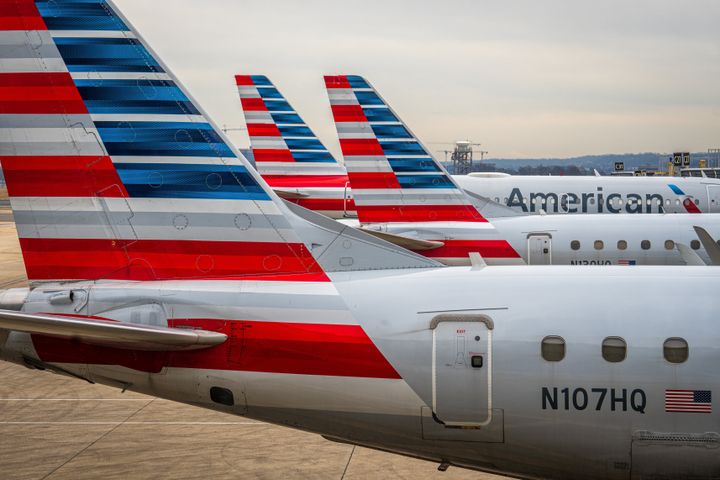 Passagierflugzeuge der American Airlines stehen am Reagan National Airport in Washington, Virginia, Schlange.