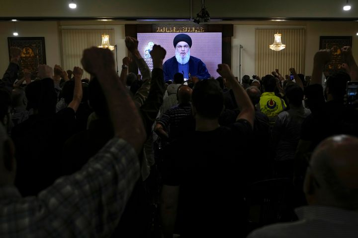 Λίβανος 19 Ιουνίου 2024 Υποστηρικτές της Χεζμπολάχ ζητωκραυγάζουν ακούγοντας το διάγγελμα του ηγέτη της οργάνωσης Χασάν Νασράλα