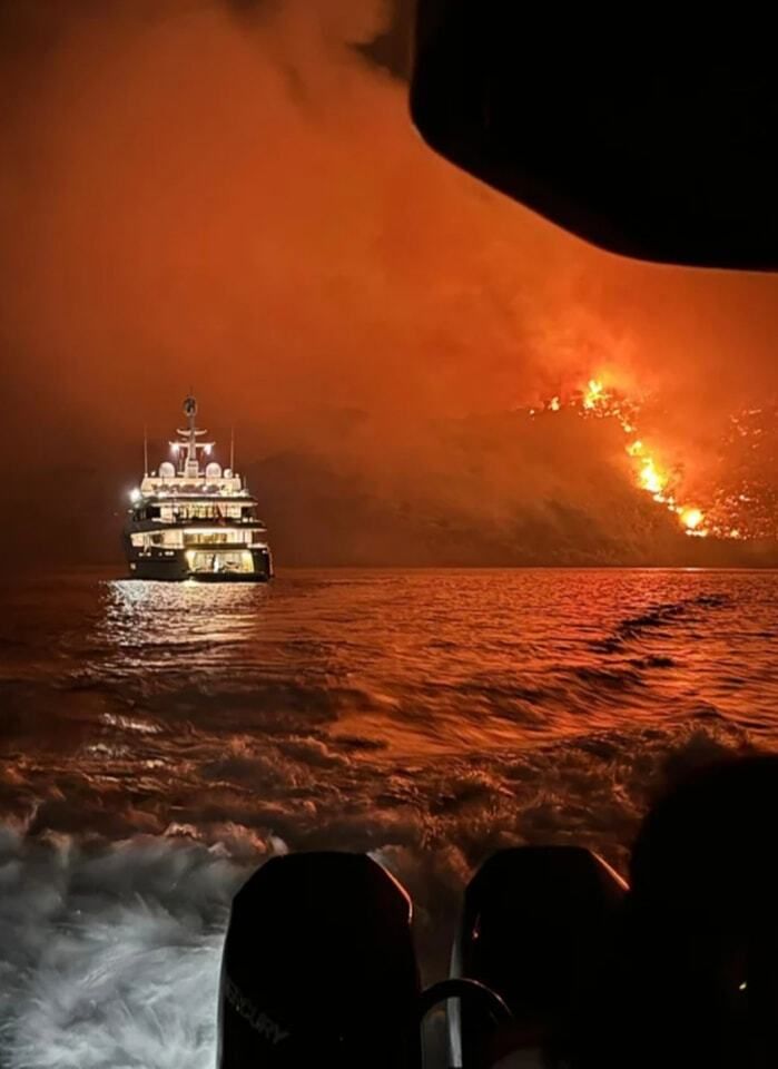 Υδρα, Πέμπτη 21 Ιουνίου 2024 - Φωτιά ξέσπασε σε δύσβατη περιοχή του νησιού από πυροτεχνήματα που εκτοξεύτηκαν από σκάφος.