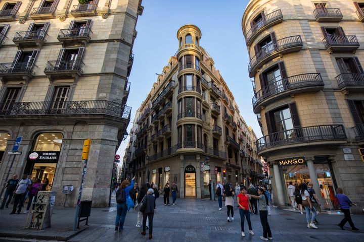 Η La Rambla, ο κεντρικότερος δρόμος της Βαρκελώνης.