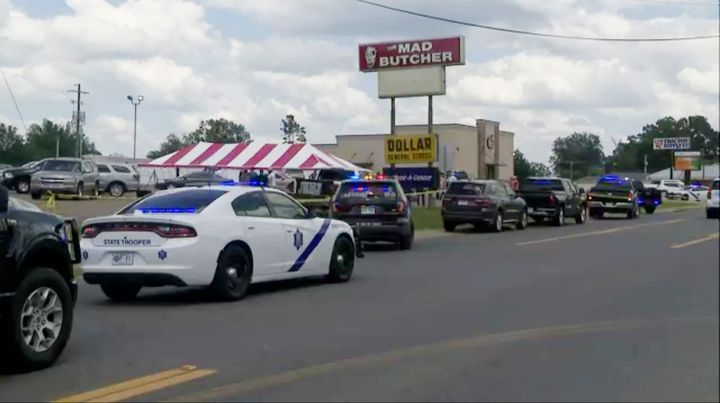 Die Polizei reagiert am Tatort einer Schießerei am Freitag, 21. Juni 2024, in Fordyce, Arkansas.  Nach Angaben der Staatspolizei von Arkansas wurden bei einer Schießerei in einem Lebensmittelgeschäft im Süden von Arkansas mindestens zwei Menschen getötet und acht verletzt.  (KTV über AP)