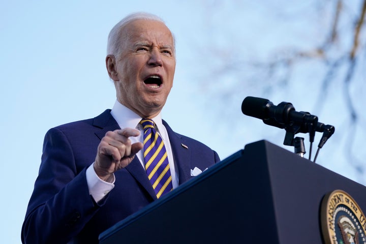 DATEI – Präsident Joe Biden spricht sich am 11. Januar 2022 im Union of Atlanta University Center auf dem Gelände des Morehouse College und der Clark Atlanta University in Atlanta für die Änderung der Filibuster-Regeln des Senats aus, die die Stimmrechtsgesetzgebung stoppten.  Die Republikaner zielen auf eine von Biden vor drei Jahren erlassene Durchführungsverordnung ab, die die Bundesbehörden verpflichtet, der Wählerregistrierung Vorrang einzuräumen, da die diesjährigen Präsidentschaftswahlen näher rückten, und verwickelten sich in die Einwanderungspolitik.  (AP Photo/Patrick Szymanski, Datei)