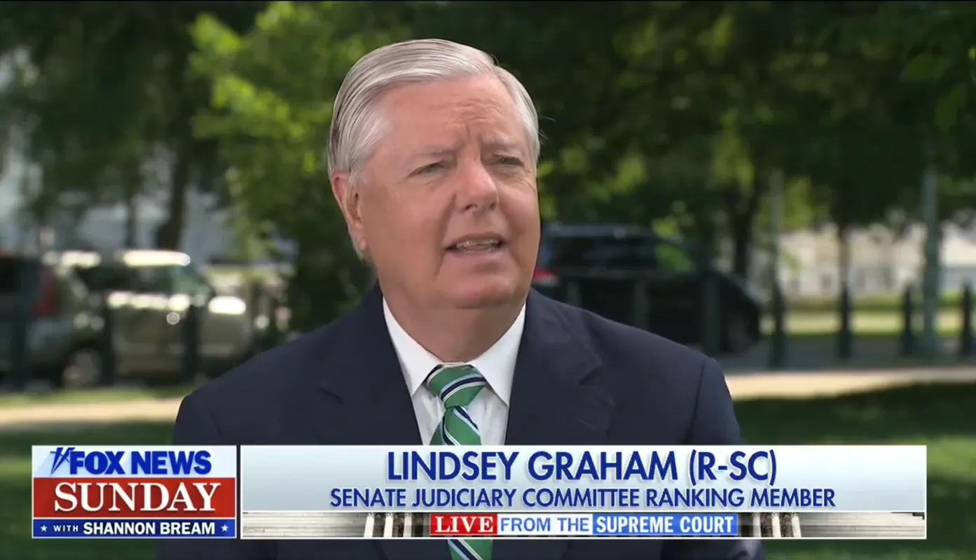 📺 Lindsey Graham, Clutches Pearls, Declares Democrats Are Trying To ‘Destroy’ Conservative Supreme Court Justices (huffpost.com)