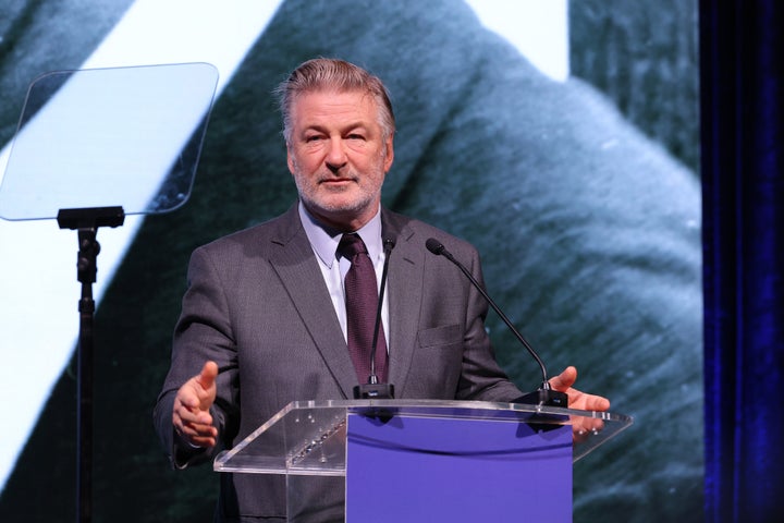 Alec Baldwin berbicara di Gala Ripple of Hope Hak Asasi Manusia Robert F. Kennedy tahun 2022 di New York.  Aktor tersebut berharap untuk menghindari persidangan pembunuhan, karena pengacaranya menuduh FBI menghancurkan bukti-bukti penting.