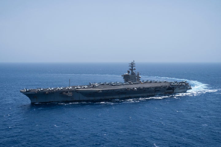 Το αμερικανικό αεροπλανοφόρο USS Dwight D. Eisenhower στην Ερυθρά Θάλασσα