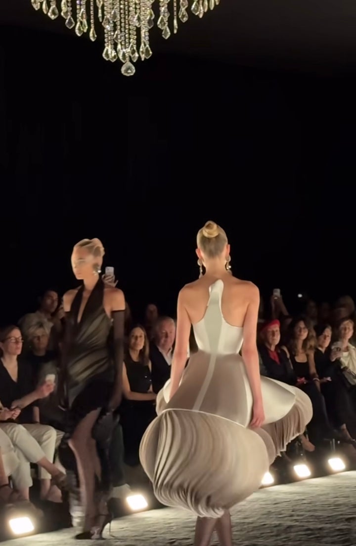 Θηλυκές φόρμες με όγκους που παραπέμπουν σε μια άλλη εποχή