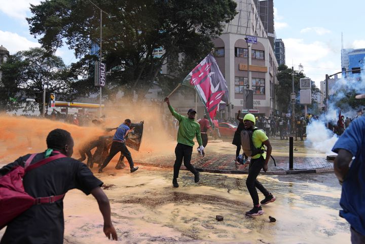 Διαδηλωτές διασκορπίζονται καθώς η αστυνομία της Κένυας τους ψεκάζει με κανόνι νερού κατά τη διάρκεια διαμαρτυρίας για τις προτεινόμενες αυξήσεις φόρων σε ένα νομοσχέδιο για τα δημοσιονομικά στο κέντρο του Ναϊρόμπι, Κένυα, την Τρίτη, Ιούνιος. 25, 2024. (AP Photo/Brian Inganga)
