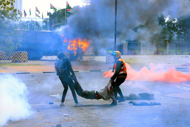 Οι διαδηλωτές μεταφέρουν το σώμα ενός άνδρα που πυροβολήθηκε κατά τη διάρκεια των διαδηλώσεων για τις προτεινόμενες αυξήσεις φόρων σε νέο νομοσχέδιο, στο κέντρο του Ναϊρόμπι της Κένυας την Τρίτη, Ιουνίου. 25, 2024. (AP Photo/Andrew Kasuku)