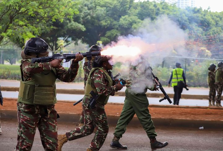 Οι αστυνομικοί εκτοξεύουν δακρυγόνα κατά τη διάρκεια των διαδηλώσεων για τις προτεινόμενες αυξήσεις φόρων σε ένα νομοσχέδιο που πρόκειται να κατατεθεί στο κοινοβούλιο στο Ναϊρόμπι της Κένυας, Πέμπτη 20 Ιουνίου 2024. (AP Photo/ Andrew Kasuku)