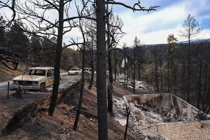 Auf diesem Foto vom 20. Juni 2024 sind verbrannte Autos und Gebäude zu sehen, als das South Fork Fire in Ruidoso, New Mexico, brennt.  (Foto von Tayfun Coskun/Anadolu über Getty Images)