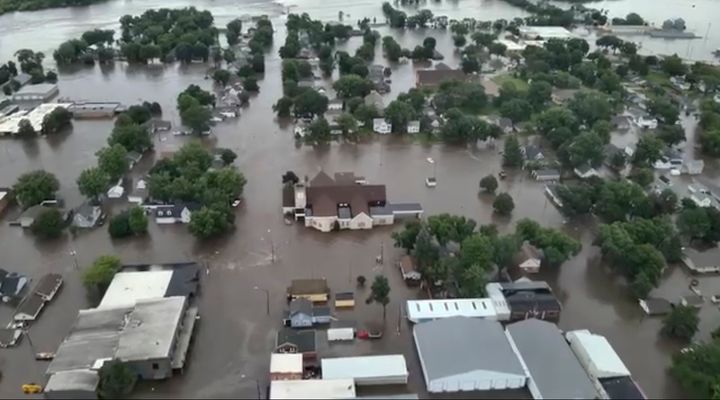 Dieses vom Sheriff des Sioux County bereitgestellte Foto zeigt Rock Valley, Iowa, am Samstag, den 22. Juni 2024. Gouverneurin Kim Reynolds schickte am Samstag Hubschrauber in die Kleinstadt, um Menschen aus überfluteten Häusern zu evakuieren.  (Sheriff von Sioux County über AP)